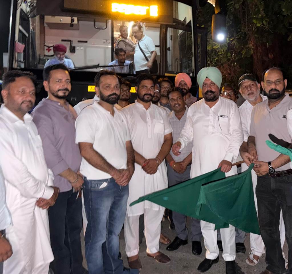 ਚੇਅਰਮੈਨ ਦਲਵੀਰ ਸਿੰਘ ਢਿੱਲੋਂ ਨੇ ਮੁੱਖ ਮੰਤਰੀ ਤੀਰਥ ਯਾਤਰਾ ਦੀਆਂ ਤਿੰਨ ਬੱਸਾਂ ਧੂਰੀ ਤੋਂ ਕੀਤੀਆਂ ਰਵਾਨਾ
